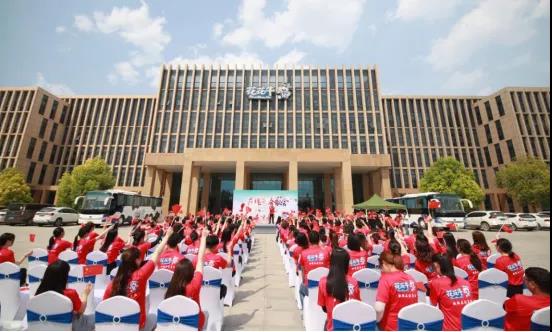 做白色的牛奶，創(chuàng)紅色的企業(yè)，花花牛乳業(yè)集團青春歌會慶祝建黨100周年