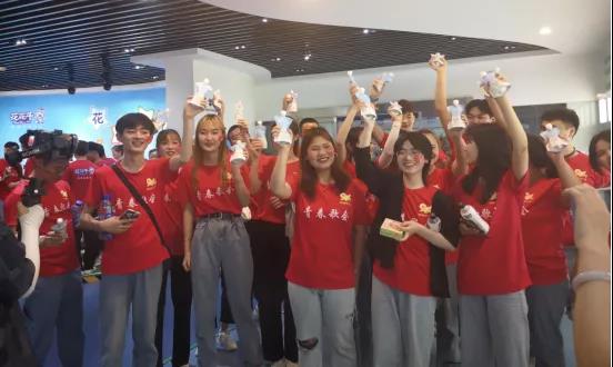 做白色的牛奶，創(chuàng)紅色的企業(yè)，花花牛乳業(yè)集團青春歌會慶祝建黨100周年