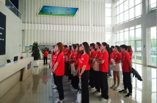 做白色的牛奶，創(chuàng)紅色的企業(yè)，花花牛乳業(yè)集團青春歌會慶祝建黨100周年