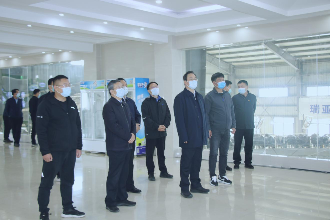 河南省人大常委會黨組書記、副主任孔昌生蒞臨花花牛魯山瑞亞牧場參觀調(diào)研
