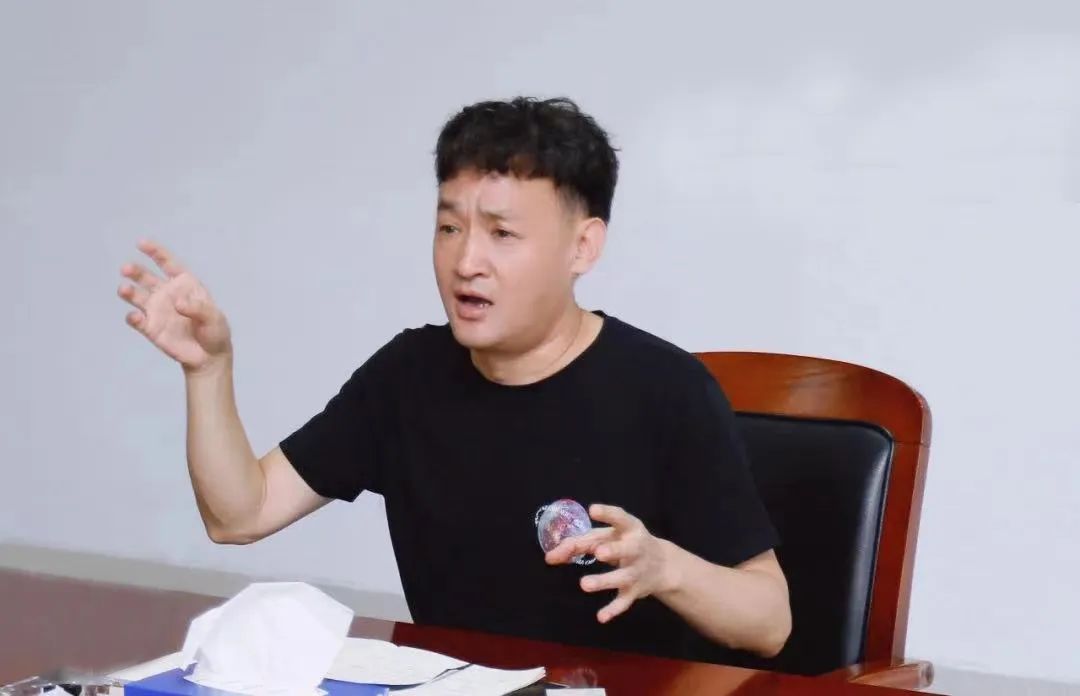 勇?lián)姑な卣齽?chuàng)新｜花花牛乳業(yè)集團(tuán)召開營銷、養(yǎng)殖及飼料月度經(jīng)營工作會(huì)議