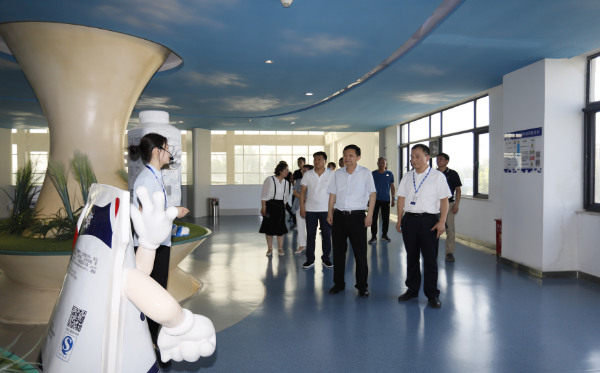 快訊|鄭州市二七區(qū)委副書記、區(qū)長虎榮鑫蒞臨河南花花牛乳業(yè)集團(tuán)調(diào)研