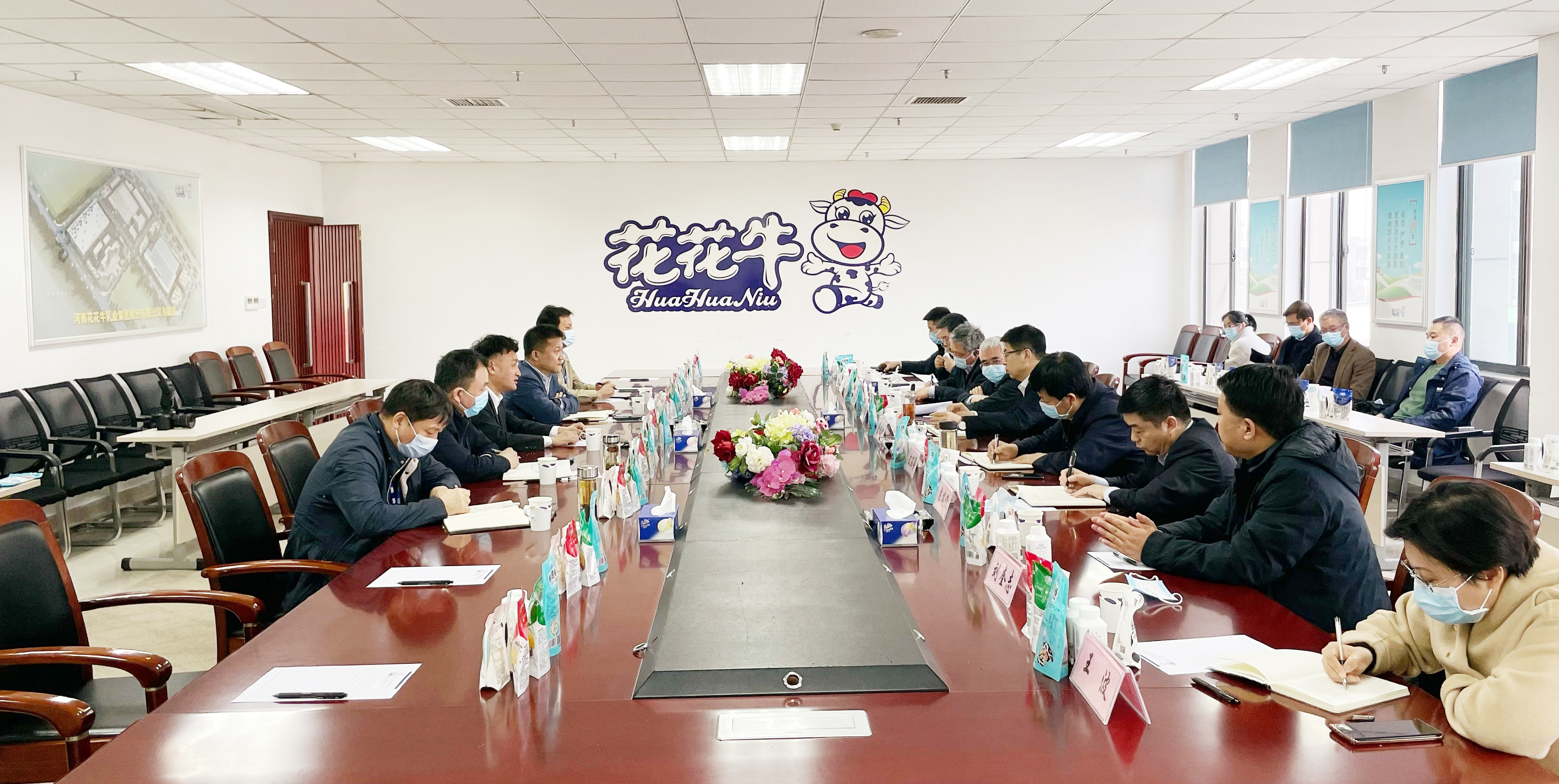 河南省委常委、副省長費東斌蒞臨 花花牛乳業(yè)集團(tuán)調(diào)研