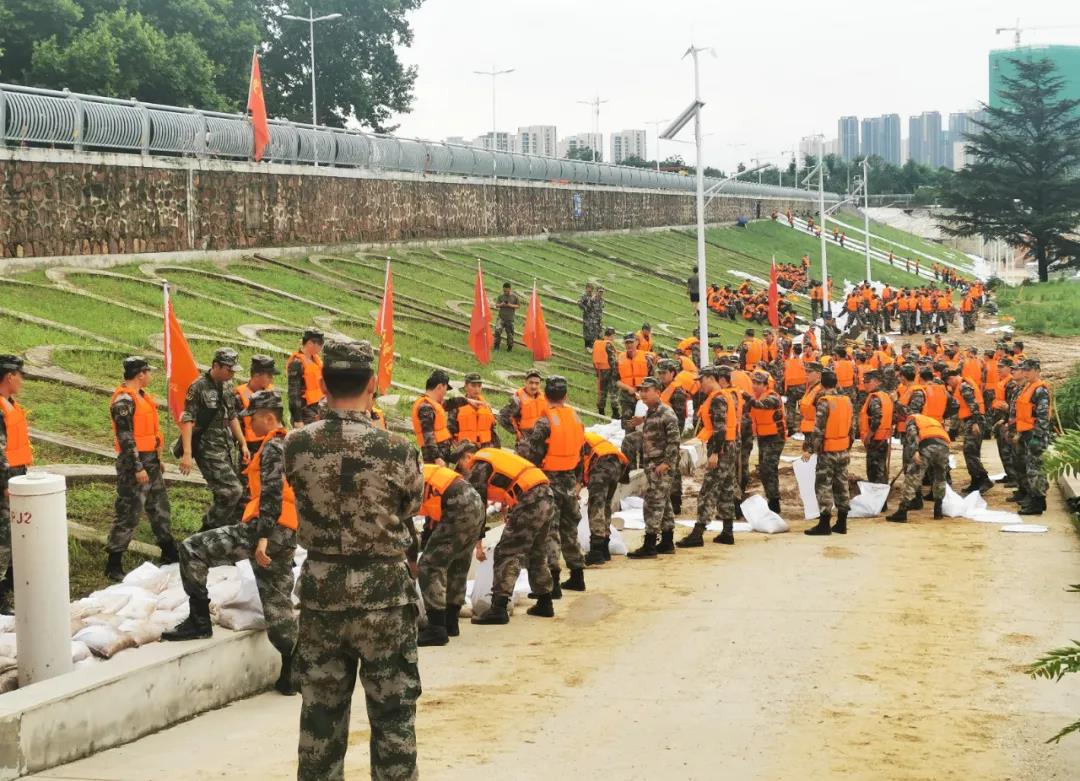 大雨無情人有情！花花牛乳業(yè)慰問常莊水庫抗洪搶險官兵