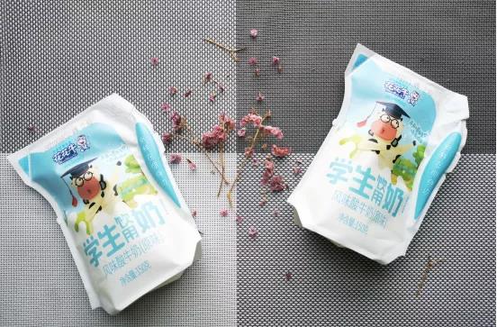 花花牛首款愛克林低溫學(xué)生飲用酸牛奶上市啦?。。? title=