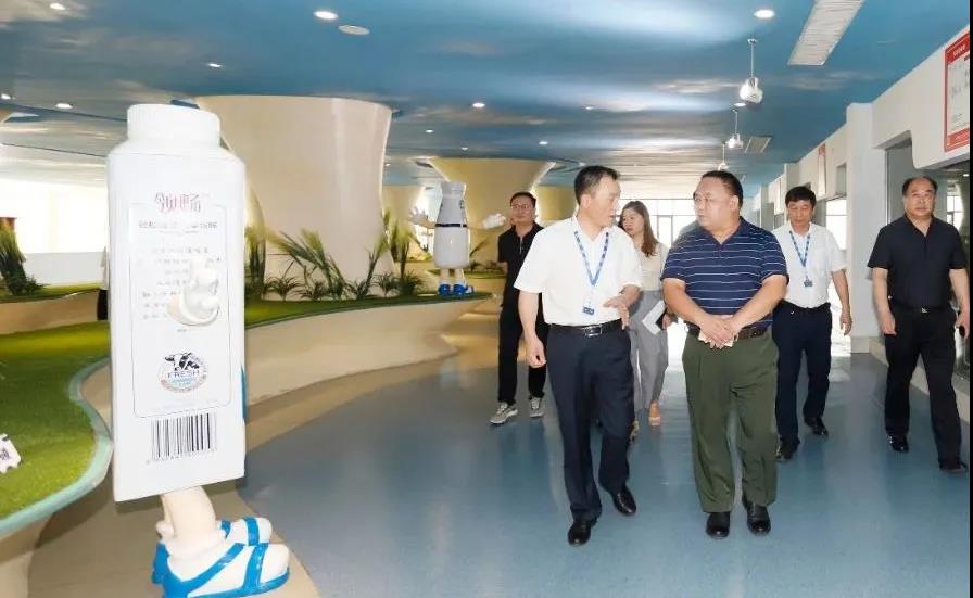 快訊 | 河南省人民政府食品安全委員會(huì)辦公室第三批食品安全示范區(qū)驗(yàn)收組領(lǐng)導(dǎo)蒞臨花花牛乳業(yè)集團(tuán)驗(yàn)收食品安全示范區(qū)建設(shè)情況 快訊 | 河南省人民政府食品安全委員會(huì)辦公室第三批食品安全示范區(qū)驗(yàn)收組領(lǐng)導(dǎo)蒞臨花花牛乳業(yè)集團(tuán)驗(yàn)收食品安全示范區(qū)建設(shè)情況