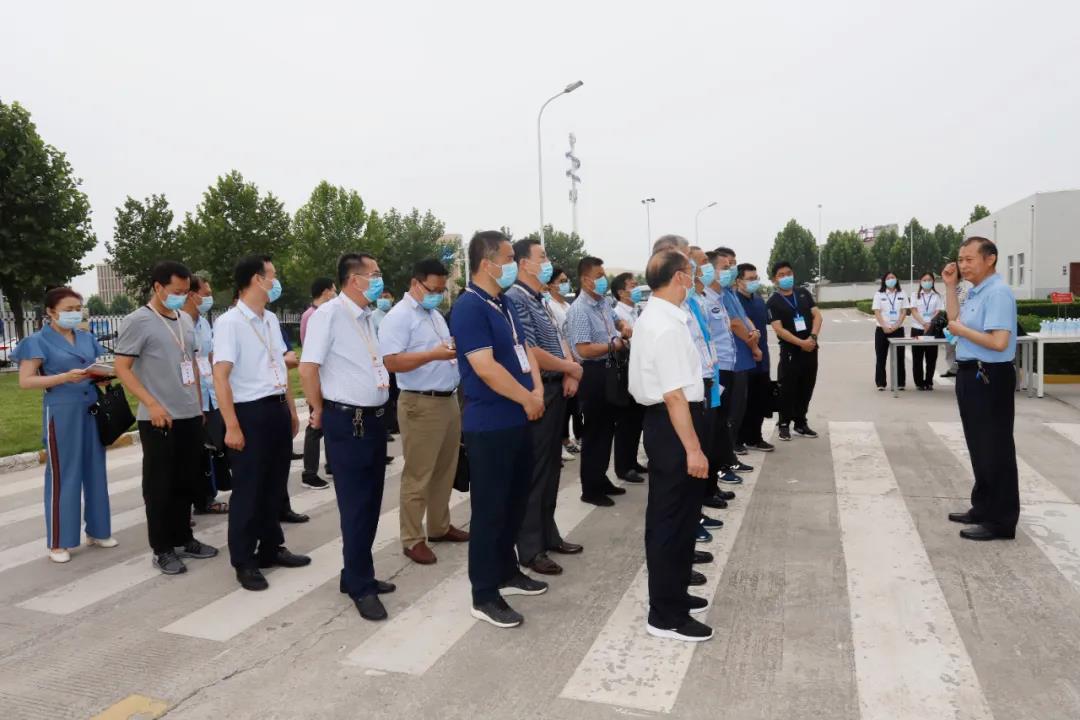 鄭州市安全生產(chǎn)雙重預防體系建設現(xiàn)場觀摩會在花花牛乳業(yè)集團鄭州分公司召開