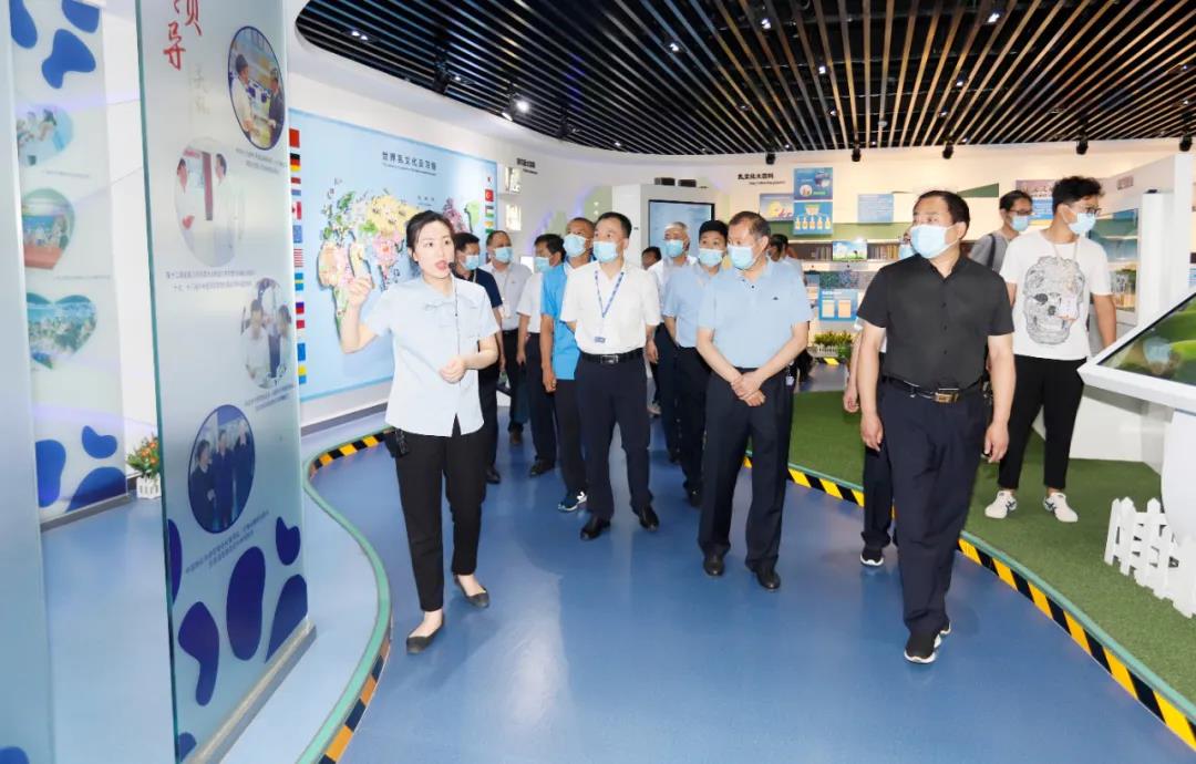 鄭州市安全生產(chǎn)雙重預防體系建設現(xiàn)場觀摩會在花花牛乳業(yè)集團鄭州分公司召開