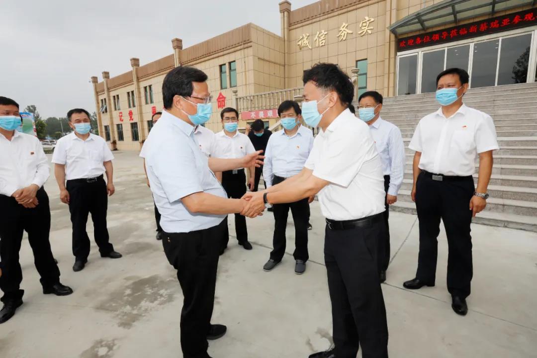 快訊 | 河南省委常委、省紀(jì)委書記、省監(jiān)委主任任正曉蒞臨花花牛乳業(yè)集團(tuán)新蔡瑞亞牧場(chǎng)調(diào)研