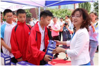 “健康中原，牛奶伴您行——花花牛乳業(yè)集團(tuán)2018中國小康牛奶行動(dòng)” 公益助學(xué)啟動(dòng)儀式隆重舉行
