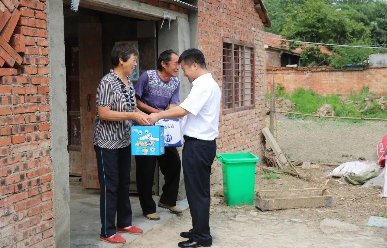 花花牛乳業(yè)集團(tuán)走訪慰問貧困戶 結(jié)對(duì)幫扶暖人心 花花牛乳業(yè)集團(tuán)走訪慰問貧困戶 結(jié)對(duì)幫扶暖人心