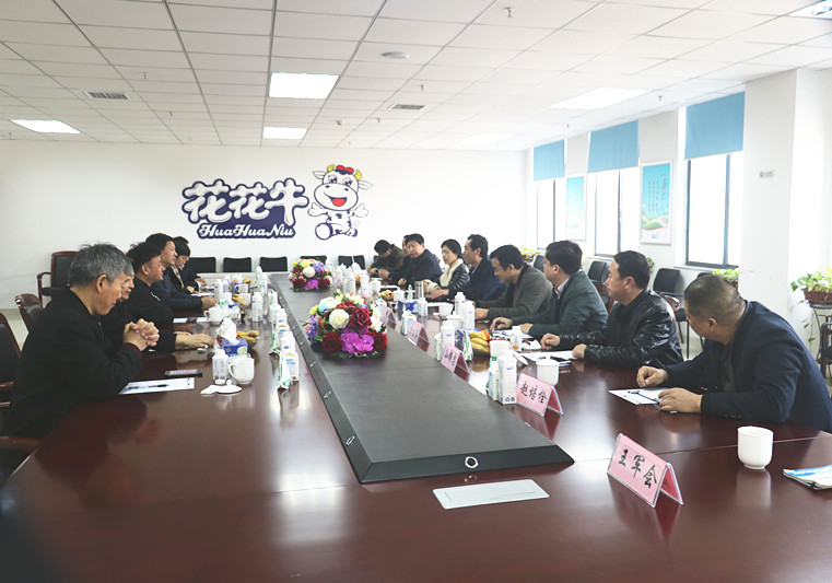 封丘縣縣長王獻(xiàn)臣一行蒞臨 花花牛集團(tuán)養(yǎng)殖、乳品事業(yè)部參觀調(diào)研