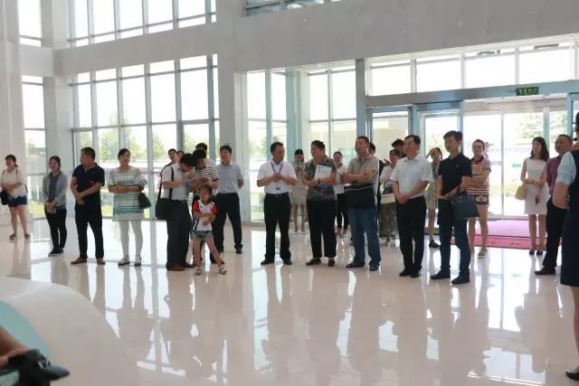 河南省食品安全座談會暨百場食安講座進(jìn)校園啟動(dòng)儀式在花花牛舉行