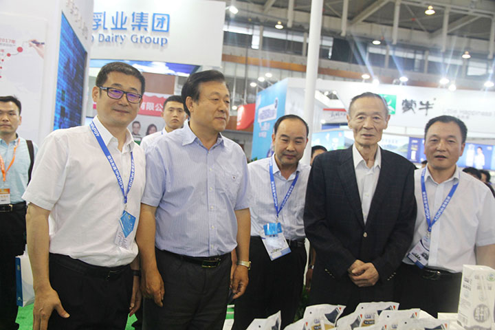 花花牛亮相第八屆中國奶業(yè)大會，又獲農業(yè)部長一聲贊！