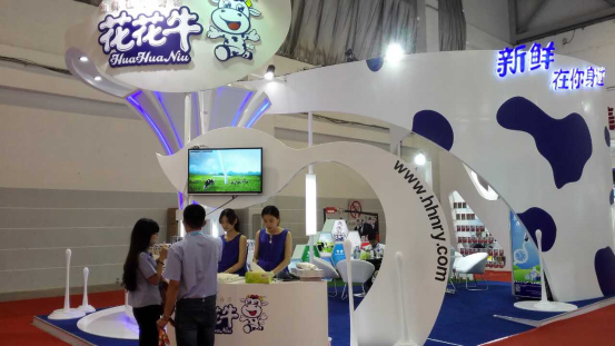 花花牛牛氣沖天！農(nóng)業(yè)部長(zhǎng)品嘗“領(lǐng)暢”點(diǎn)贊，又獲國(guó)際奶業(yè)平臺(tái)青睞