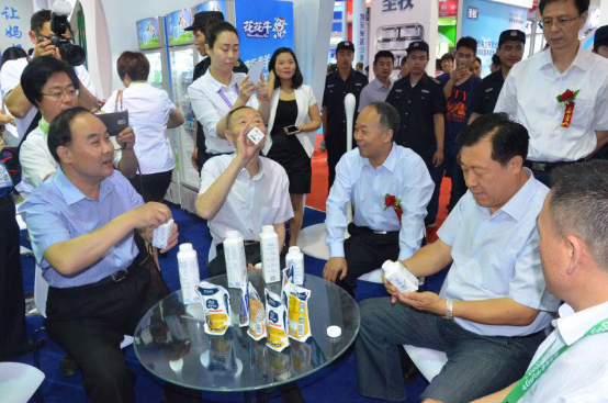 花花牛牛氣沖天！農(nóng)業(yè)部長(zhǎng)品嘗“領(lǐng)暢”點(diǎn)贊，又獲國(guó)際奶業(yè)平臺(tái)青睞