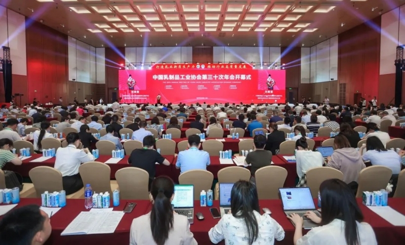 花花牛乳業(yè)集團(tuán)黨委書記、董事長唐洪峰一行參加中國乳制品工業(yè)協(xié)會(huì)第三十次年會(huì)暨2024中國（國