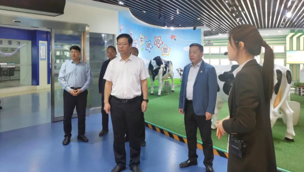 鄭州市人民檢察院黨組書記、代檢察長張道偉一行蒞臨河南花花牛乳業(yè)集團(tuán)參觀調(diào)研