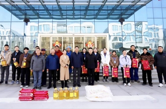 新春佳節(jié)暖人心 堅守一線顯擔(dān)當(dāng) ——河南農(nóng)業(yè)投資集團黨委委員、副總經(jīng)理兼花花牛乳業(yè)集團黨委書記、董事長張峰慰問花花牛乳業(yè)在崗員工